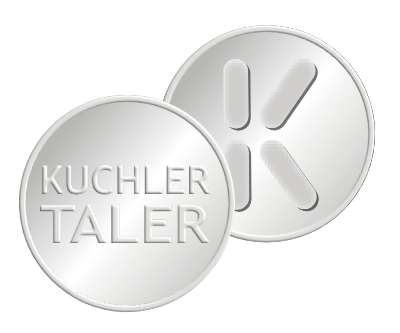 Silberne Münzen mit der Aufschrift Kuchler Taler und einem stilisierten K.