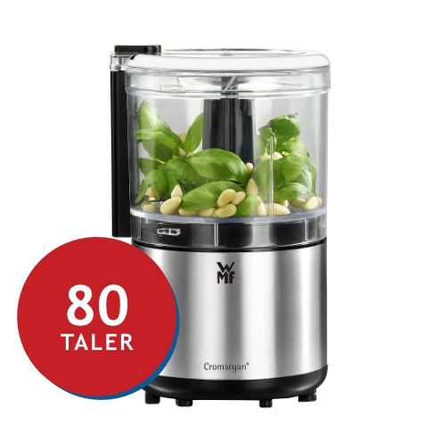 Küchenmaschine mit frischen Basilikum und Pinienkernen zur Zubereitung von Pesto.